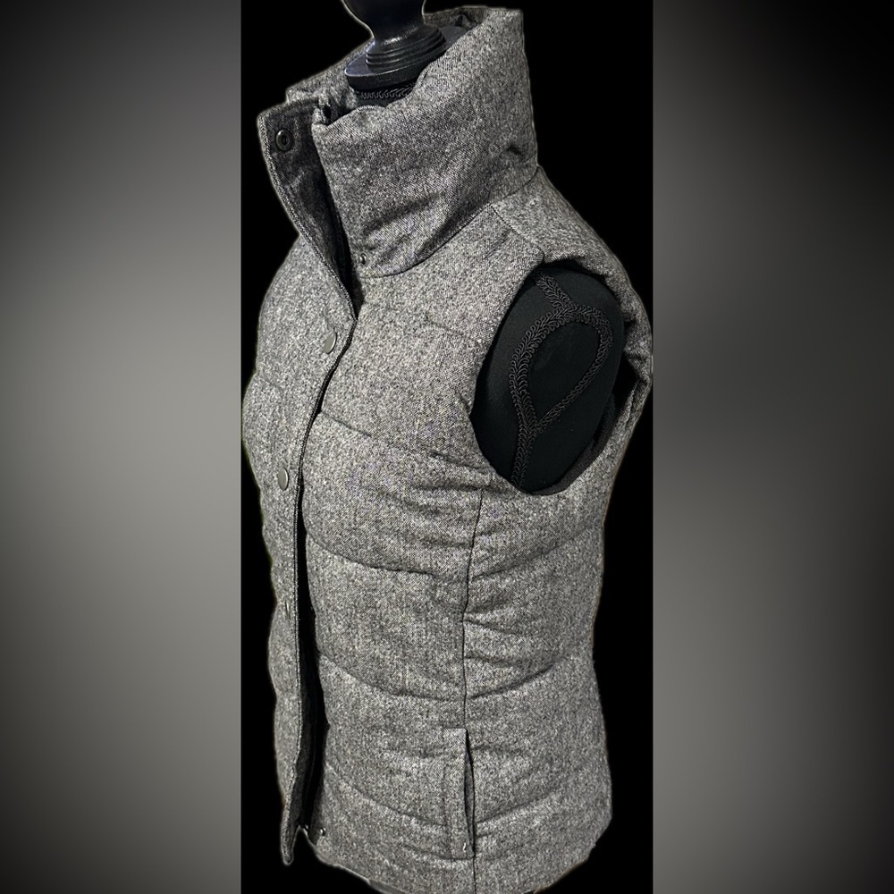 Old Navy Women's Gray Wool Blend Tweed Zip-Up Sleeveless Puffer Vest Siz… - Picture 4 of 7